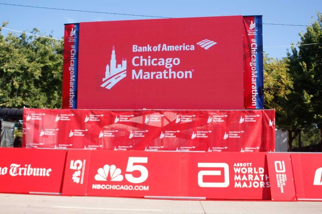 chicago marathon led screen with red