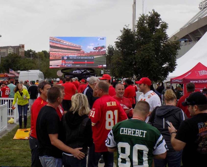 8 Ways to Draw a Huge Crowd to Your Venue during Football Season